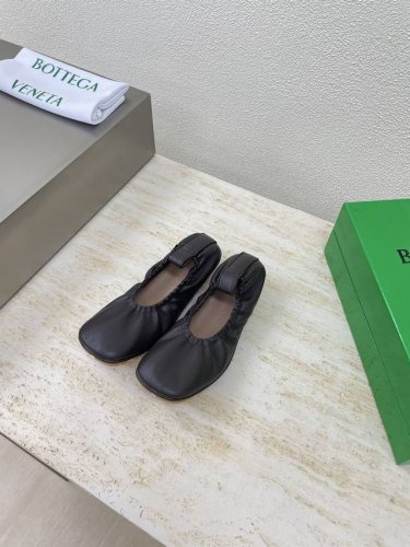 豆豆 卷蛋鞋 Bv平底松紧鞋 好穿就算了还那么显瘦！ 舒适通勤 有格调 巧克力色 小羊皮 全新 包子鞋设计 而且怎么搭都好时髦。 黑色 还hin适合今年大热的美