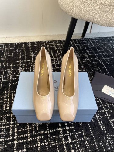 代购级 Prada 普拉达 25Ss 春夏新款 粗跟 方头 单鞋 简单的设计大概就是它最让人喜欢的点 不是烂大街的那种 很有自己的品牌个性 面料采用小牛漆皮 内