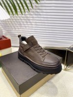 ugg 男鞋 秋冬系列男士系带雪地靴毛毛靴！ 步入寒冬，全新秋冬系列男款系带雪地靴毛毛靴带来非凡的温暖与舒适 伴度暖意萦绕的冬日时光。 经典的系带穿脱式设计，便