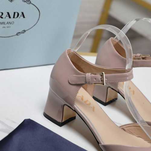 PRADA 普拉达 24 春夏新款中空凉鞋 三角标方头粗跟专柜走秀款！ 鞋面：进口头层牛皮 内里：高定制牛皮 大底：原版意大利真皮大底 跟高：5cm 鞋码: 3