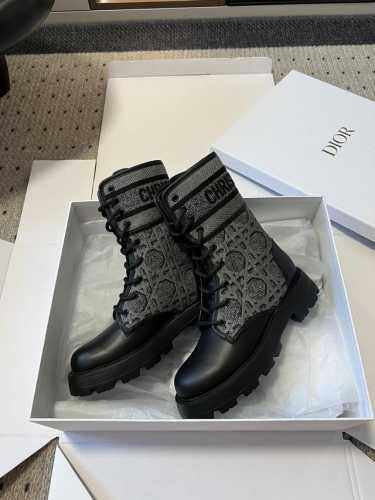 灰色 莞产代购级 Dior-Major 24 对版轻底刺绣短靴 帅气靴子采用别具一格的设计元素打造醒目的外观 采用黑色科技面料和牛皮革打造，可轻松穿脱。从 Di