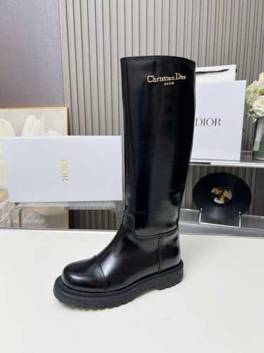 Dior迪奥2025新款靴子 采用别具一格的设计元素打造醒目的外观。采用黑色牛皮革打造，可轻松穿脱。从 Dior Book Tote 手袋汲取灵感，顶部饰以双色