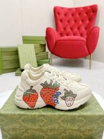 出厂： Gucci 古驰 经典休闲男女运动鞋 增高厚底老爹鞋 情侣款 此款老爹鞋在今年仍然还是很受欢迎。对于爱美的人来说，鞋柜里不仅应该有一双白色的鞋子，还应该