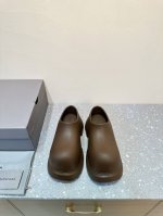 Balenciaga 24Ss 秋冬季 新款 一脚蹬 大头鞋 顶级版本原版开发 极致轻量化！众多国内外一线潮流明星上脚加持！ 时髦又兼具舒适感，上脚还很显白！夏