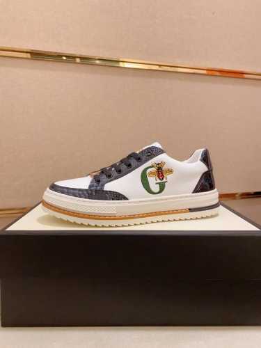 出厂价 Gucci 古奇 男士最新系列休闲便鞋！官网1：1打造 鞋面采用进口优质牛皮，内里采用优质羊皮内里柔软舒适 挑剔的选料精致的做工给您最好的享受 码数：3