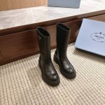 Prada 24 普拉达新款黑色开边珠厚底弹力靴系列上新刘雯众多网红上脚，Prada这款松糕厚底鞋今年非常爆，穿上 增高 休闲两不失误，清爽的表现足以表达对鞋子
