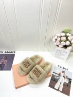 工厂 Miumiu经典秋冬字母毛毛拖鞋 这季节美鞋太多这款毛拖 真的是让我无法自拔真太可爱了～ 毛茸茸的羊毛是选用欧洲进口a级羊毛 我们做到与原版一致满鞋 全部