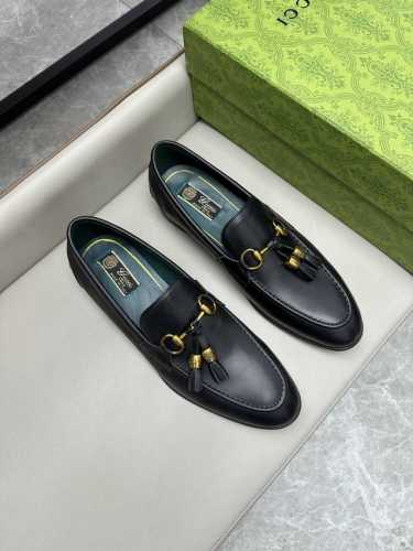 Gucci 古驰古奇2024新款皮鞋，此款鞋采用近几年比较流行的版型设计，外观时尚大气，鞋面采样进口牛仔布面料，真皮鞋底，上脚试试百搭！注：真皮鞋底在试穿时请注