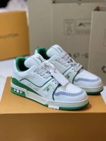 顶级版本 情侣款上线本款LVTrainer运动鞋再现设计师Virgil Abloh自篮球鞋中挖掘的时尚潜力。此款款号BM 0213、材质粒面牛皮革构筑繁复鞋面，