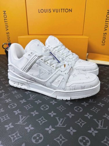 Loui* Vuitto* 顶级版本 情侣款本款 LV Trainer 运动鞋再现设计师 Virgil Abloh 自篮球鞋中挖掘的时尚潜力。粒面牛皮革构筑繁复