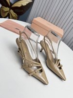 工厂 新款新品 MIU MIU 全新超美装饰搭配,时尚淑女气质十足 双色拼接 又不乏美艳色彩,外侧附带弹力象巾 上脚非常方便意大利引进的原版楦头是最新楦、出来形