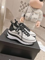 顶级版本！ 女：35 41， 男：39-45， ，内销标准码。 2024年早秋最新chanel透明底休闲鞋，至高性价比、绝对超值！ 面料采用：原版进口牛绒． 内