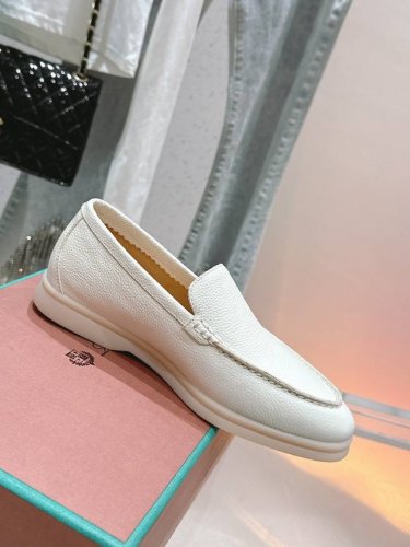 女款 男款 诺悠翩 万年经典款乐福鞋 顶级代购 简约时尚 脚感超级舒适 一天可以暴走两万步的鞋子 超级百搭款！ 1 鞋面采用独特针织面料制作工艺，全方位复原专柜