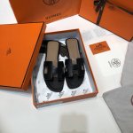 顶级品质 上新hermes 2024爱马仕经典光面牛皮系列。三色，黑色，白色，棕色。 超级有档次的一款贵妇拖鞋，绝对人手一对。 100%购入正品1：1定制，楦型