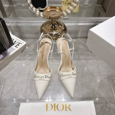 出厂单鞋 凉鞋34025Ss早春新款迪奥Dior Paris 高跟鞋Cd珍珠扣单鞋后空凉鞋 这款 Dior Paris 露跟高跟鞋是25年春夏成衣系列新品，重新