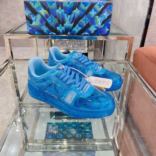 顶级版本 情侣款上线路易威登 秋冬男装秀场再度释放 LV Trainer 运动鞋的个性锋芒。透明阐述当季理念，鞋带和侧面的超大 Monogram 花卉点亮细节，