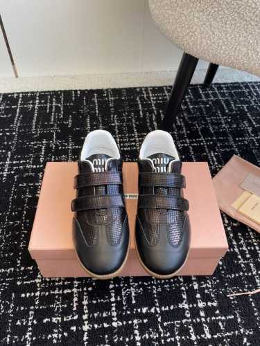 代购级 Miumiu 24Ss 秋冬新款 魔术贴 情侣 德训鞋 复古休闲鞋 最新款德训小白鞋，在找小白鞋还要复古的还要舒适的 还要那种德训鞋的可以看过来了 秋冬