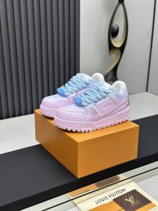 莞产淋胶顶级版本 ！Lv 早春淋胶胖丁情侣款，全新trainer2代胖丁鞋亮相！ 新款鞋型在鞋面设计上并没有太大的改动！而是鞋型变得更大更宽，更厚以及鞋舌变大取