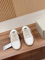 顶级版本 #限女款 ｜休闲运动鞋板鞋追求“完美的不完美”、品牌标志性的Lived-in 岁月留痕，做旧处理和独特的星星元素，是意大利手作工艺与经典外观的完美结合