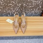 专做真皮底Valentino 华伦天奴 2024最火爆新品新款穆勒鞋 也太好穿啦...最新logo饰扣 与性感尖头完美结合 简直是夏天时髦巅峰 原版复刻鞋面：漆
