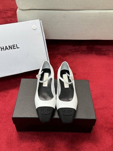 厂价 CHANE*｜小香25C早春新品法式风情 真是美到心尖尖上啦！优雅又浪漫的仙女应该就是这样吧极简的配色深入人心~无论搭配裙装还是休闲着装都很契合哈面料采用