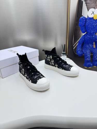 出厂： 飞织 Ss Dior Oblique 穿孔科技迪奥针织高筒运动鞋 市面上唯一对版高端品质 原版拆解开发，每个细节都不放过， 真正意义上的原版复刻， 鞋面