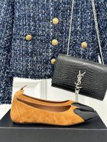 Alaia｜阿莱亚经典爱心尖头 高跟鞋平底鞋系列 满满的少女风 既摩登又复古的味道 非常的简约大气 不管是半身裙 连衣裙还是牛仔裤 它都能成为点睛之笔！ Go