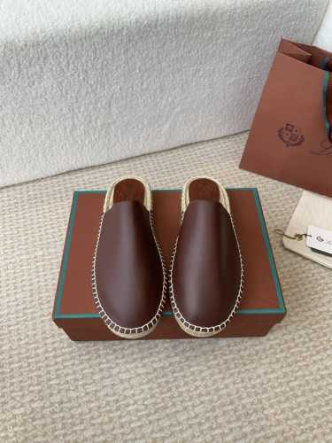 Loro Piana 24Ss 秋季爆款凉鞋系列 男款 复古半拖凉鞋 一手创立现有的loro Piana公司。家族经营至今已是第六代 为讲求品味及对质量有要求的