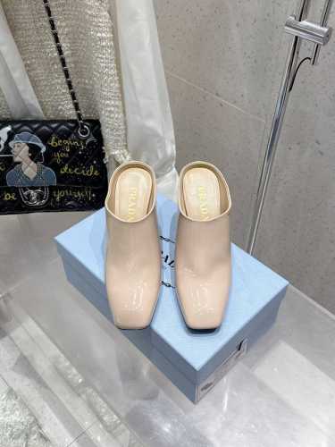 prada 普拉达 早春新款 绝美方头粗跟高跟半拖鞋 时尚界久违的极简之美经典时尚配色 毫不费力的优雅风来袭 时髦 精致 绝美 方头开边珠外穿时尚气质简约新款日