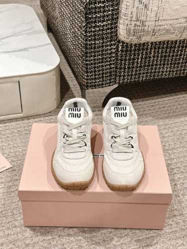 缪缪春夏新款 饼干鞋 阿甘鞋休闲运动鞋miumiu最新爆款 前卫大胆的设计，Miu Miu风格融于此款厚底帆布运动鞋的简约线条，别致徽标饰于鞋舌与背面，点缀复古
