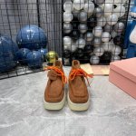 Miu Miu24秋冬新款厚底高帮鞋低调简约的设计拥有了不受限的百搭谁穿谁好看的小白鞋，倘若你也是miumiu的粉丝，那么今年夏天又怎能少一双质感高帮鞋原版 1
