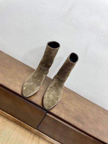 麂皮 漆皮 代购级mui Miu 24Ss秋冬 尖头 切尔西短靴 今年最值得入手的靴子 没有之一！超多网红明星上脚 Miumiu今年秋冬确实泰酷辣 秋冬限定款