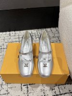 Louis Vuitton 25 Swing最新 圆头搭扣 5.5粗跟 玛丽珍鞋 简约精致，高级感满满，尽显优雅气质～ 上脚超好看，拉满了夏日美鞋绝绝子啊 鞋面