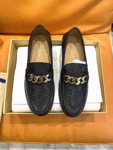 L家新品 Loui* 乐福鞋皮鞋 官方售价 Rmb,000 本款major乐福鞋正面选用monogram提花织物 拼接搭配皮革饰边 鞋面饰同色系皮革带 搭配金属