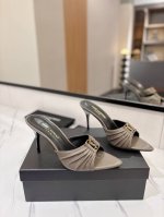 出厂价： YSL SAINT LAURENT* 夏季新品 金属头优雅大气高跟凉鞋 2025全新春夏系列后带方扣高跟凉鞋 ！ 尖头高跟拖鞋淡淡的夏日里怎么少得了一