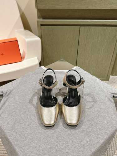 代购级别爱马仕新款 露跟凉鞋 简约时尚百搭 超级舒服 开模五金扣 特定山牛皮，羊皮内里 真皮大底 Size：35-41 40 41定做不退换 专柜同步礼盒包装！