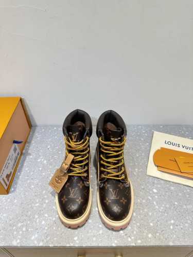 男码+10 Lv X Timberland 添柏岚 联名款 老花 大黄靴 及踝靴 短靴 Lv X Timberland 及踝靴取材 Monogram 压纹防水正