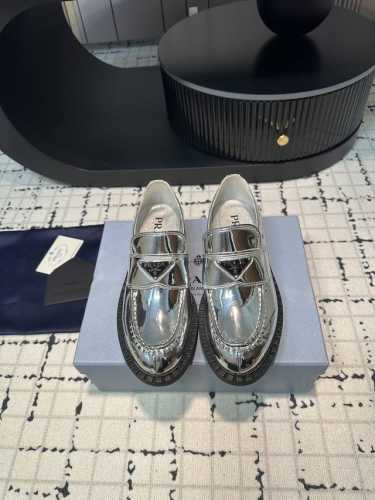 Prada P家新款复古英伦倒三角厚底复古乐福鞋。 复古亮面皮革经prada系列不断重释，塑造别样的混搭设计，彰显品牌的二元特性，凸显女士鞋履系列的摩登风尚 ＃