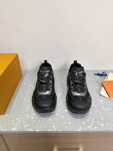 限男款 LV路易威登 Runner Tatic系列 厚底 休闲 运动鞋 跑鞋运动鞋融合网格面料和饰带等科技材质，演绎传统登山鞋的灵感启发。LV 字母抒写于一侧，
