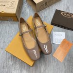 莞产代购版本 代购tods24秋冬漆皮玛丽珍鞋一字带平底女鞋！原厂原楦出来的好货，进口材质，越穿越舒服！ 本款乐福鞋以雅致的半高光牛皮材质制成 ， 上脚大气上档
