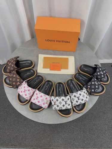 LV驴牌L家 爆款 浮雕logo 压花 凉拖鞋 本款 Pool Pillow Comfort 平底凉拖取材科技织物，以高频压印技术重绎 Monogram 图案。