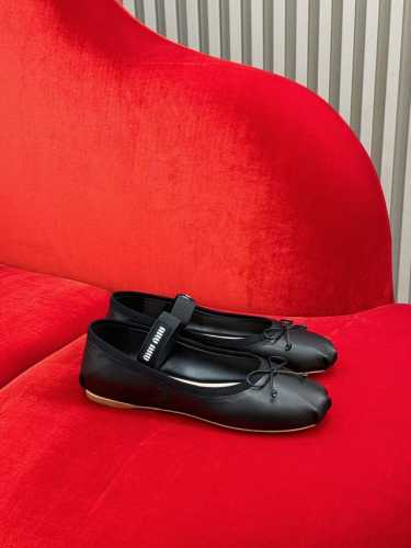顶级品质 miumiu ss25 new arrival～miu 25春夏芭蕾舞鞋新品 经典鞋型，不同材质和细节工艺，呈现不同韵味，内里小羊皮，鞋底意大利进口牛