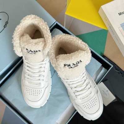 顶级版本：高帮 Prada普拉达 厚底 三角标 羊羔毛 休闲 运动鞋 原版购入开发 做货 这运动鞋采用厚底与羊皮毛衬里，装饰醒目的现代细节元素，别具一格 配送专