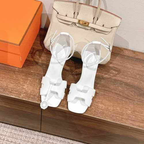 10.5cm组图 出厂价 Hermes 爱马仕 Joy 105高跟凉鞋 时尚又百搭 搭配H鞋头 超级舒服 每个细节都做到极致 搭配同色调标志性纯鞋扣 设计简约流