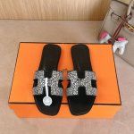 平跟钻面340Hermes 爱马仕H拖鞋Oran凉鞋系列———————————时尚又百搭 超级舒服 每个细节都做到极致 原版Swift小牛皮 原版1:1独家私模