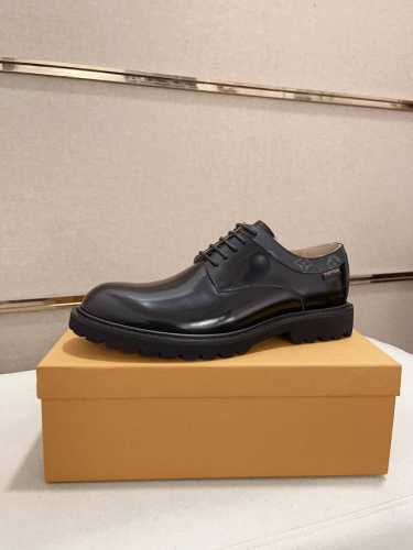 工厂价: #Louis Vuitto*新品系列ss爆款新品休闲皮鞋、头层牛皮 经历3个月改色完美蜕变、鞋面五金扣和鞋口侧饰有路易威标识、鞋垫和鞋底有品牌标识鞋面