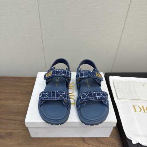 DIOR25 款 经典款 牛仔布 凉鞋 这款混种羊皮 DiorAct 凉鞋款式时尚。搭配贴合脚型的内底，采用格外轻盈、舒适的皮革制作。鞋面饰带采用魔术贴开合，搭