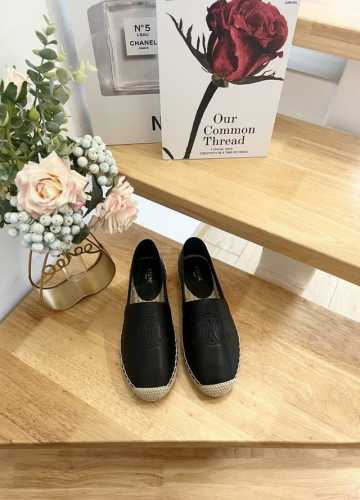 新品Celine 赛琳 顶级代购货，最高版本，渔夫鞋专柜2025早春 新款 Celine羊皮字母渔夫鞋系列， 爆款单鞋，上脚很美。购入正品原版build。 正品