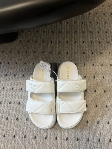 批拖鞋 凉鞋295 Prad* 25Ss厚底魔术贴两带凉鞋 半拖 厚底魔术贴凉鞋 酷感当道 这双魔术贴凉鞋必须C位 绗缝皮革质感上乘 利落搭带设计 不仅是行走的