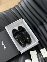 Chanel 24A走秀款玛丽珍单鞋 简约又不失甜美俏皮！ 鞋面牛皮 内里羊皮 纯色面料清爽易搭 搭配扣子更加跟脚 内里羊皮 真皮大底 Size:35-39 其
